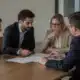 Associés d’une SAS examinant ensemble une décision fiscale