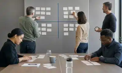 Équipe animant un atelier SWOT avec quatre zones de notes sur un tableau