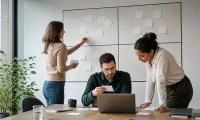 Dirigeants analysant une matrice SWOT pendant une réunion stratégique