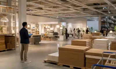 Intérieur réaliste d’un magasin de meubles en libre-service inspirant une analyse stratégique