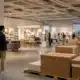 Intérieur réaliste d’un magasin de meubles en libre-service inspirant une analyse stratégique