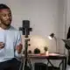 Créatrice filmant une courte vidéo verticale avec un smartphone dans un studio sobre