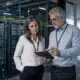 Centre de données et équipe professionnelle illustrant la stratégie cloud et IA