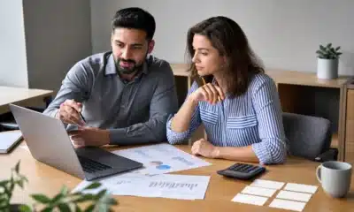 Responsables réunissant des données fiables avant une analyse SWOT