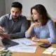 Responsables réunissant des données fiables avant une analyse SWOT