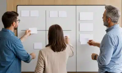 Équipe transformant une matrice SWOT en options stratégiques prioritaires