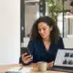 Équipe marketing vérifiant les droits de contenus UGC pour une marque