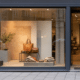Vitrine de magasin aménagée avec un point focal éclairé