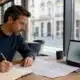 Entrepreneur comparant les zones de chalandise de deux emplacements