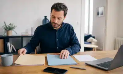 Micro-entrepreneur séparant ses documents personnels et professionnels