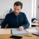 Micro-entrepreneur séparant ses documents personnels et professionnels