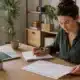 Micro-entrepreneuse organisant son calendrier et sa comptabilité