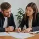 Micro-entrepreneur examinant des options de financement avec une conseillère