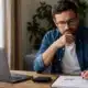 Freelance informatique analysant la rentabilité et le pilotage de son activité