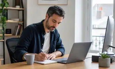 Freelance informatique préparant le lancement de son activité dans un bureau