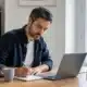 Freelance informatique préparant le lancement de son activité dans un bureau