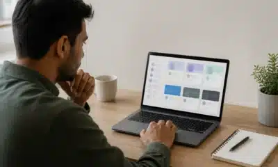 Freelance informatique comparant plusieurs plateformes de missions sur un ordinateur