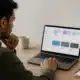 Freelance informatique comparant plusieurs plateformes de missions sur un ordinateur