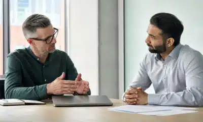 Consultant informatique discutant du périmètre d’une mission avec un client
