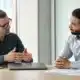 Consultant informatique discutant du périmètre d’une mission avec un client