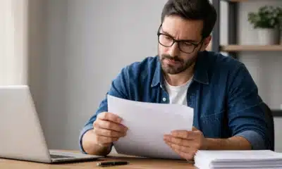 Freelance informatique relisant attentivement un contrat de mission avant signature