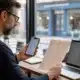 Responsable vérifiant les coordonnées de son entreprise dans des annuaires en ligne