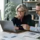 Auditrice comparant les preuves de confiance d’un site et des documents professionnels