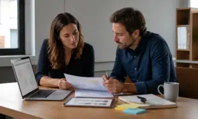 Deux professionnels auditent leur stratégie digitale B2B et priorisent les actions