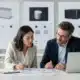 Analyste comparant offres prix services et preuves de plusieurs concurrents