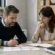 Dirigeant et conseillère RH analysant un besoin de recrutement