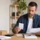 Entrepreneur comparant une activité commerciale BIC et une prestation intellectuelle BNC