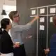 Équipe priorisant les activités clés d’une entreprise sur un tableau de travail