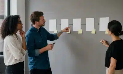Équipe cartographiant les canaux du parcours client de la découverte au service après-vente