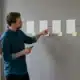 Équipe cartographiant les canaux du parcours client de la découverte au service après-vente