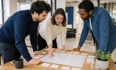 Équipe formulant une proposition de valeur claire dans un Business Model Canvas