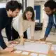 Équipe formulant une proposition de valeur claire dans un Business Model Canvas
