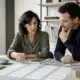 Entrepreneuse classant les ressources humaines techniques et financières de son projet