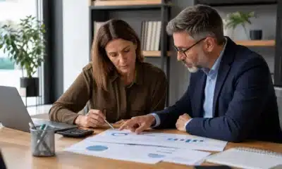 Dirigeant analysant les coûts fixes et variables de son modèle économique