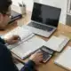 Professionnel indépendant calculant son bénéfice imposable BNC 2026