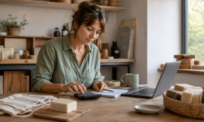 Entrepreneuse calculant le prix de vente de ses produits