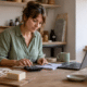 Entrepreneuse calculant le prix de vente de ses produits