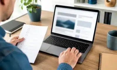 Spécialiste contrôlant les éléments SEO on-page d’une page web sur ordinateur