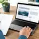 Spécialiste contrôlant les éléments SEO on-page d’une page web sur ordinateur
