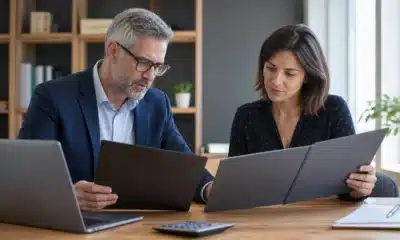 Entrepreneure et conseiller fiscal comparant rémunération et revenus du capital