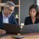 Entrepreneure et conseiller fiscal comparant rémunération et revenus du capital