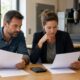 Dirigeant de PME comparant une offre de crédit-bail à un emprunt professionnel