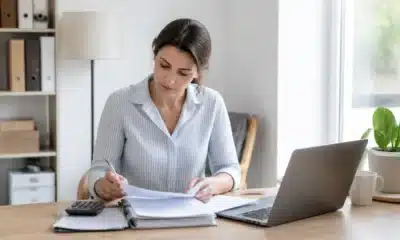 Professionnelle vérifiant sa comptabilité pour la déclaration contrôlée BNC 2026