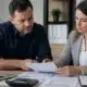 Entrepreneur et experte-comptable vérifiant un déficit fiscal à l’impôt sur le revenu