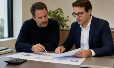 Dirigeant et expert-comptable analysant le report d’un déficit fiscal à l’IS