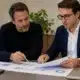 Dirigeant et expert-comptable analysant le report d’un déficit fiscal à l’IS